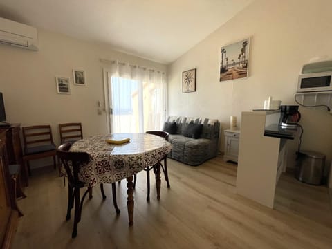 Appartement T3 Climatisé avec Terrasse - Proche Crique, Parking Privé, Idéal Famille - FR-1-309-209 Apartment in Alt Empordà