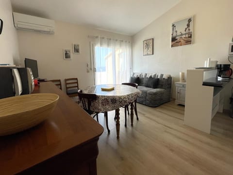 Appartement T3 Climatisé avec Terrasse - Proche Crique, Parking Privé, Idéal Famille - FR-1-309-209 Apartment in Alt Empordà