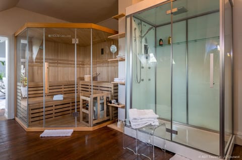 Shower, Sauna, Sauna, Steam room, Bathroom, towels