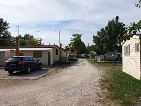 Property building, Day, Neighbourhood, Street view, Parking