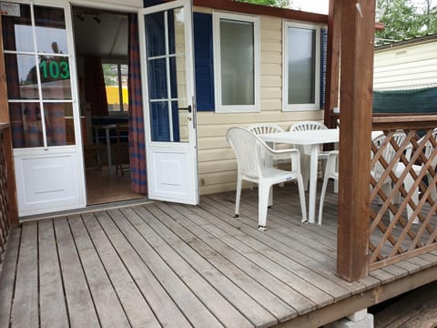 Patio, Facade/entrance, Day, Balcony/Terrace, Dining area