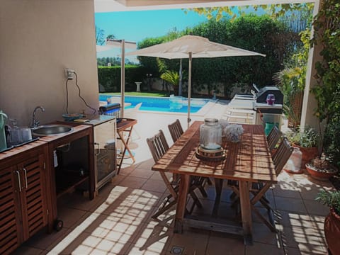 BBQ facilities, Garden, Balcony/Terrace, Lounge or bar, Communal kitchen, Swimming pool