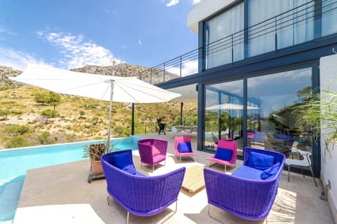 Off site, Balcony/Terrace, Mountain view, Swimming pool, sunbed