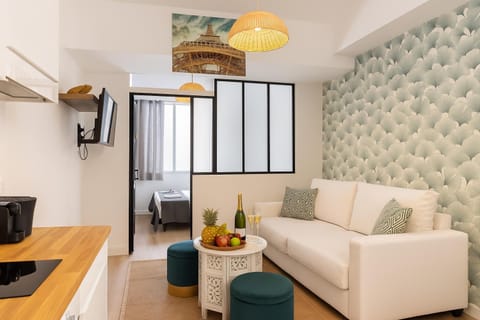 TV and multimedia, Kitchen or kitchenette, Living room, Seating area, Dining area