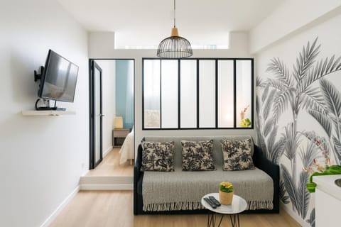 Bed, TV and multimedia, Living room, Seating area