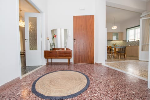 Kitchen or kitchenette, Seating area