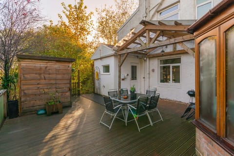 Property building, Day, Garden, Balcony/Terrace, Garden view