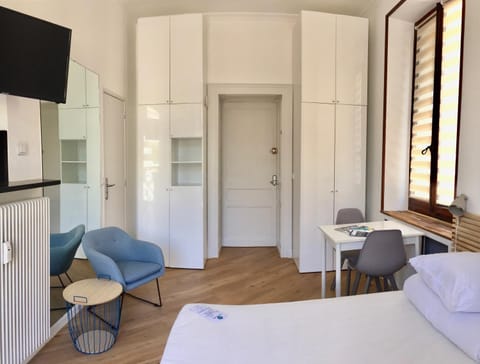 Photo of the whole room, Seating area