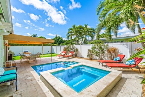 Heated Pool-Spa & Putting Green! Walk to The Ave, 1mi to beach! Haus in Delray Beach