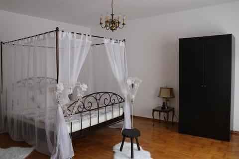 Bed, Photo of the whole room, Decorative detail, Seating area, Bedroom