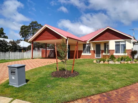 Property building, Facade/entrance, Spring, Day, Winter, Summer, Garden, Autumn, On site, Garden view, Street view, Quiet street view