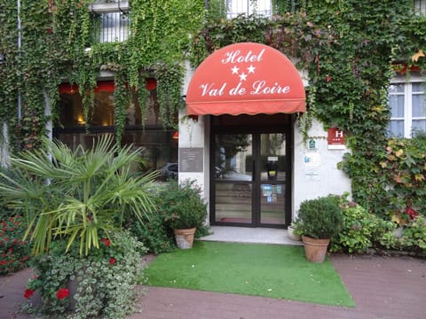 Facade/entrance, Spring