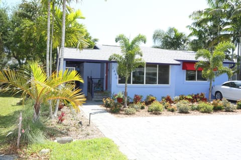 Fantasy Island Inn, Caters to Men Bed and Breakfast in Wilton Manors