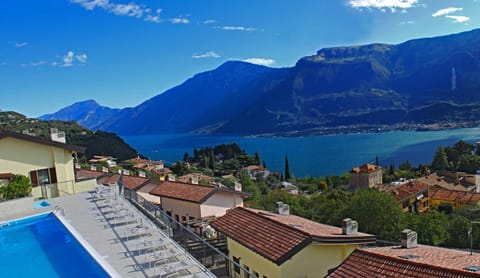 On site, Lake view, Mountain view, Pool view