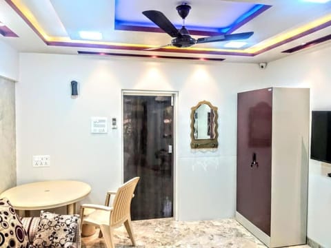 Cozy Furnished Apartment One Block From The Ocean Eigentumswohnung in Mumbai