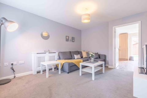 WINDSOR 10 MINS - 3 DOUBLE BEDROOM & 2 BATHROOM HOUSE WITH PARKING Appartamento in Slough