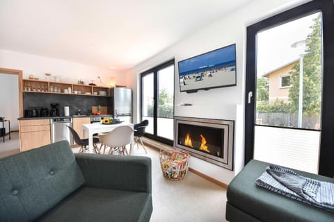 TV and multimedia, Kitchen or kitchenette, Living room, Seating area, Dining area, flat iron