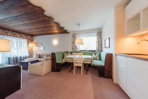 Kitchen or kitchenette, Living room, Seating area, Dining area