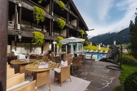 Property building, Natural landscape, View (from property/room), Balcony/Terrace, Mountain view, Pool view, Swimming pool, sunbed