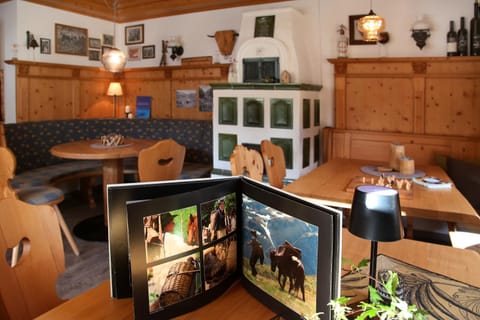 Communal lounge/ TV room, Banquet/Function facilities, Evening entertainment, Drinks