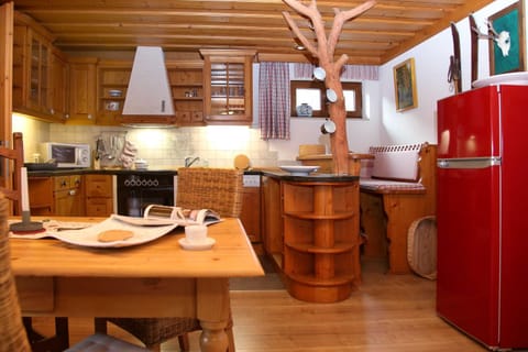 Kitchen or kitchenette, minibar