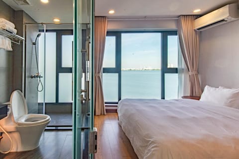 Bed, Natural landscape, Bathroom, Balcony/Terrace, Photo of the whole room, Bedroom, Sea view, towels, wardrobe