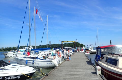 Staff, Facade/entrance, People, Natural landscape, Fishing, Fishing, Other, Other, Beach, Canoeing, Canoeing, Pets, Supermarket/grocery shop, Sports, Sports, Entertainment, children, young children, older children, Family