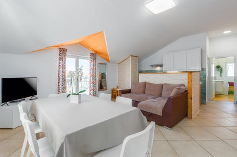 TV and multimedia, Kitchen or kitchenette, Living room, Seating area, Dining area
