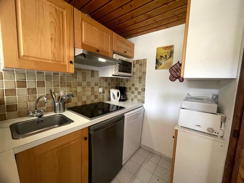 Coffee/tea facilities, Kitchen or kitchenette, dishwasher, oven, toaster