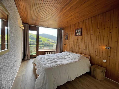 Bed, Natural landscape, Photo of the whole room, Bedroom, Mountain view