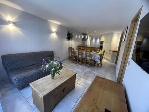 TV and multimedia, Kitchen or kitchenette, Living room, Dining area