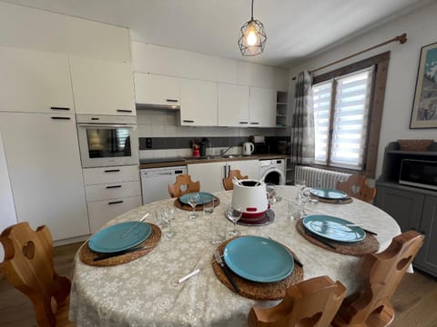 Kitchen or kitchenette, Dining area, dishwasher, minibar, pet friendly, stove, toaster