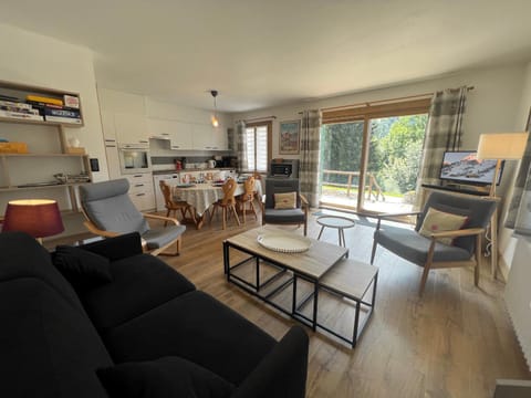 Kitchen or kitchenette, Living room, Dining area, minibar, pet friendly