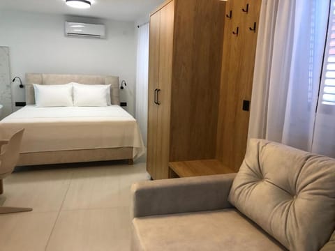 Bed, Photo of the whole room, Seating area, Bedroom