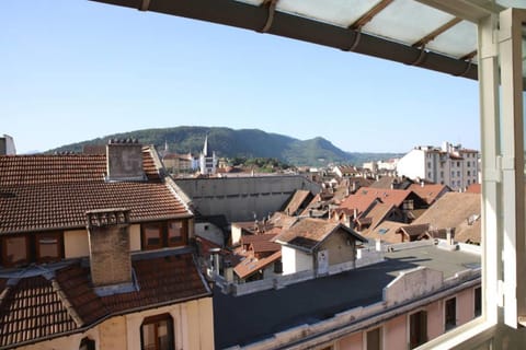 Large 5 rooms with garage in the city center Condo in Annecy