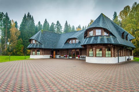 Property building, Facade/entrance, Neighbourhood, Natural landscape, Autumn, On site