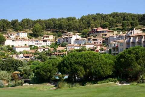 Hameau des amandiers-vue mer & golf Condo in La Cadière-d'Azur