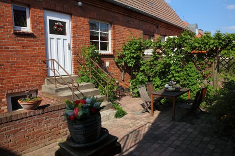 Property building, Patio, Dining area, pet friendly