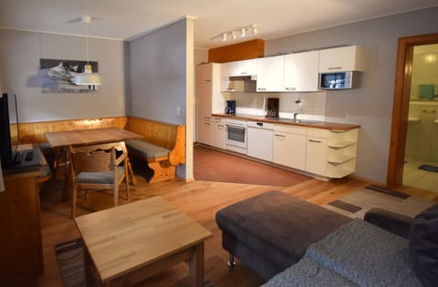 TV and multimedia, Kitchen or kitchenette, Living room, Seating area, Dining area, stove