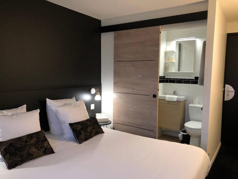 Toilet, Bed, Bathroom, Photo of the whole room, Bedroom