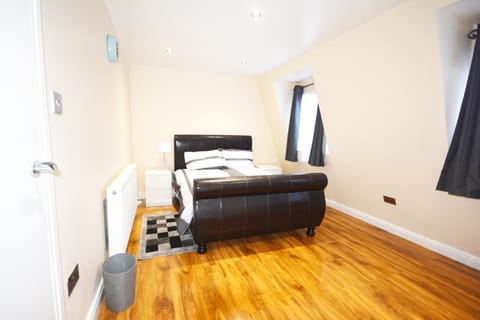 London Modern 4 Bedroom Apartment Condo in London Borough of Hackney