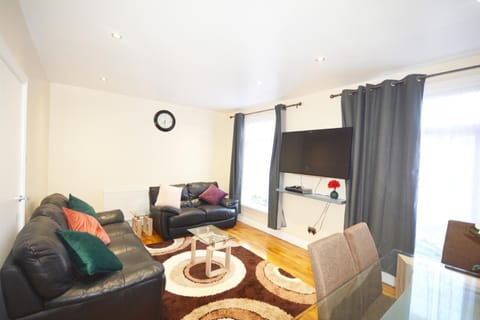 London Modern 4 Bedroom Apartment Condo in London Borough of Hackney