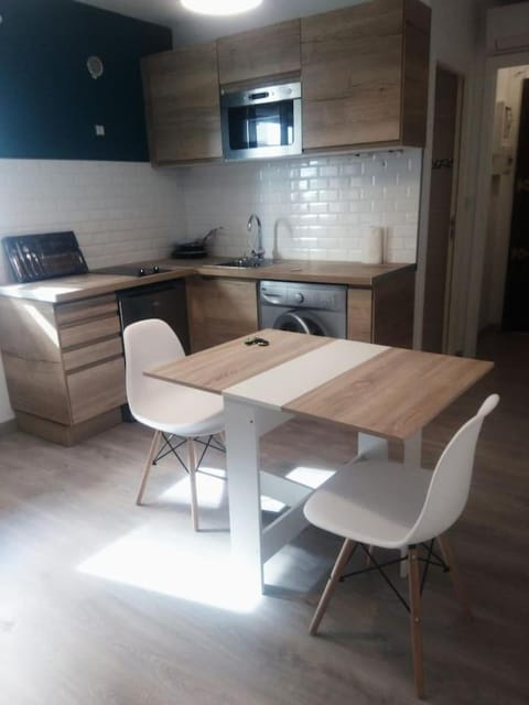 Kitchen or kitchenette, Living room, Seating area, Dining area