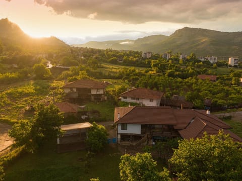 Property building, Patio, Facade/entrance, Spring, Neighbourhood, Natural landscape, Bird's eye view, Summer, Garden, On site, Area and facilities, Sunset