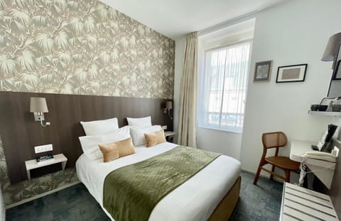 Bed, Living room, Photo of the whole room, Bedroom