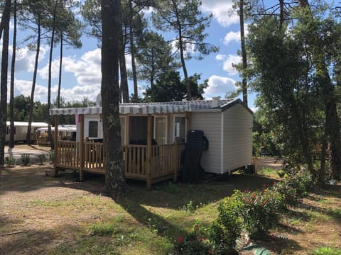 Bungalow de caractère 4-6 personnes aux Dunes de Contis - 4 vélos sur demande Campground/ 
RV Resort in Saint-Julien-en-Born