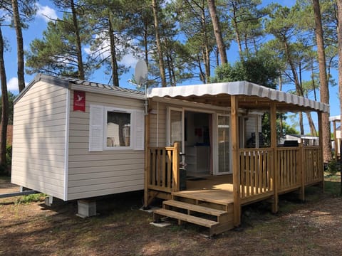 Bungalow de caractère 4-6 personnes aux Dunes de Contis - 4 vélos sur demande Camping /
Complejo de autocaravanas in Saint-Julien-en-Born