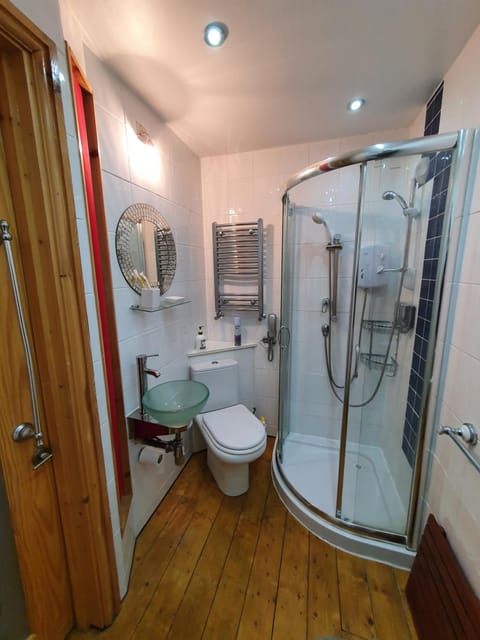 F1 MAISON 108 - Holiday Home - Full Kitchen - Street FREE PARKING, NETFLIX - 68Mbps BT WIFI - DVD's - Welcome Tray - By Corner from Gavin n Stacey Film House Casa in Barry