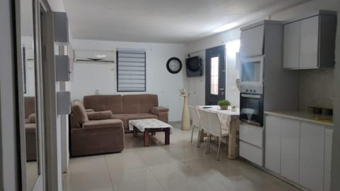 באוירה יהודית Apartment in North District