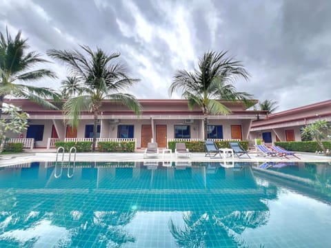 Property building, Day, Pool view, Swimming pool, sunbed